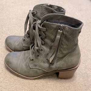 Women’s Roxy booties, size 7.5